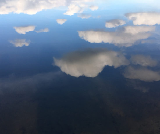 wolken in water